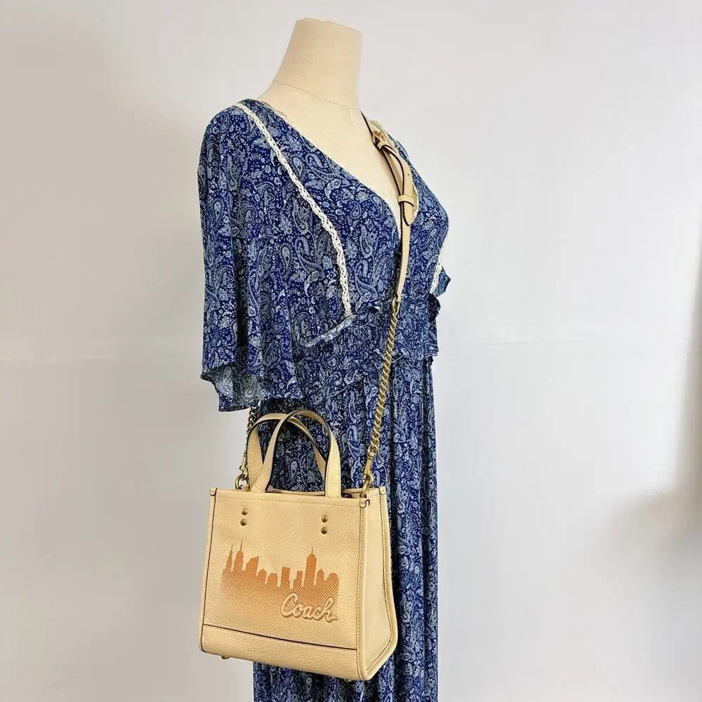 Coach C6494 X Jennifer Lopez Dempsey Tote 22 With Nyc Skyline In Cream